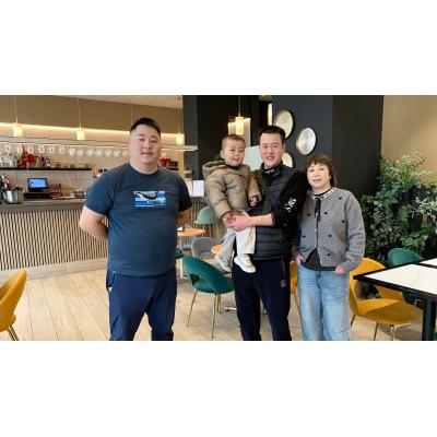 La familia que llena de clientes su nuevo asador en Pamplona: “Lo petamos el fin de semana”