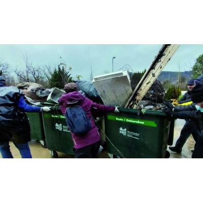 Un centenar de personas limpian Aranzadi en un día reivindicativo