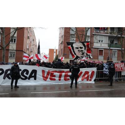 La afición del Rayo se manifiesta para pedir la "inhabilitación" de Martín Presa
