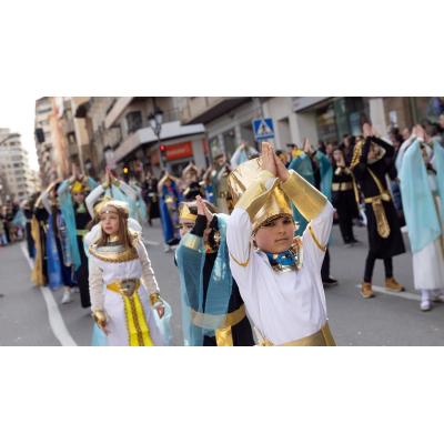 Los desfiles sacan el color a las calles de Tudela