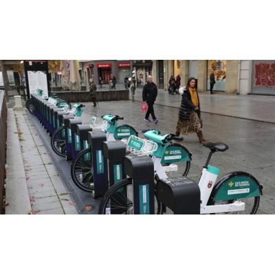Primer día sin bicicletas eléctricas en Pamplona: "Ahora que hace mal tiempo, igual se nota menos, pero en cuanto deje salga el sol..."