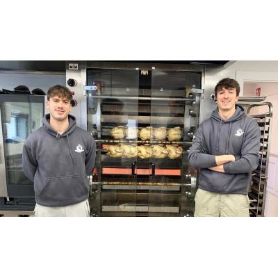 Los jóvenes navarros que abren con éxito en Pamplona un segundo local de venta de pollo asado