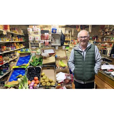 El ex alcalde que mantiene la única tienda de su pueblo en Navarra: “Solo me falta ser el cura”