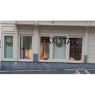Nueva agresión proetarra en Pamplona: atacan una tienda local con pintadas de "faxista"