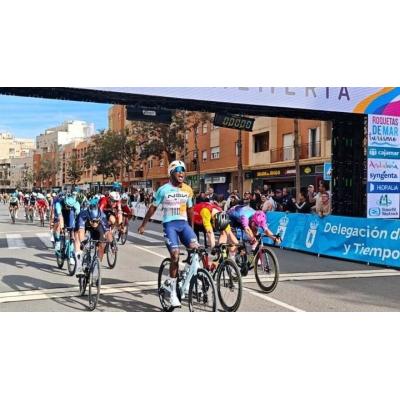 Girmay hace diana