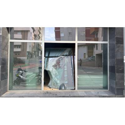 Abandona su moto tras chocar contra un comercio en una localidad de Navarra: conducía sin permiso