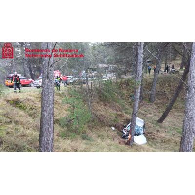 Grave accidente en un pueblo de Navarra: un coche cae cinco metros y deja seis heridos