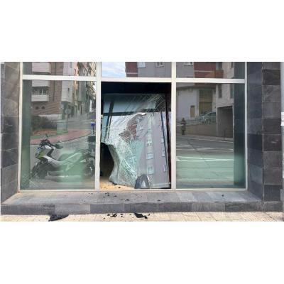 Empotra la moto en la cristalera del gimnasio Fitness Tudela y se da a la fuga