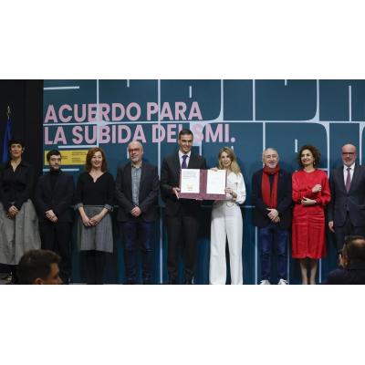 Sánchez recrimina a la CEOE que "se borre" de la subida del SMI y le insta a "pagar más" subiendo sueldos