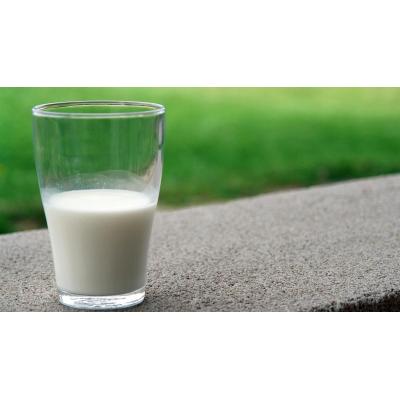 El tipo de leche que mejora los huesos y beneficia a la microbiota tras la menopausia