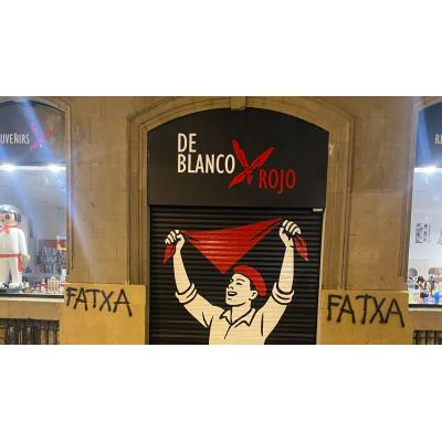 Nuevo ataque proetarra al comercio en Pamplona: vandalizan una tienda con pintadas de "facha"