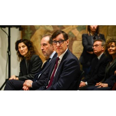 La oposición aprieta a Illa en su regreso y pide que rinda cuentas