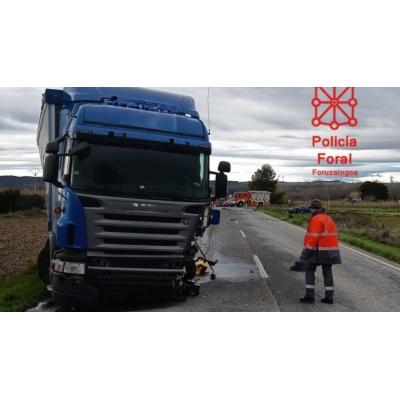 Muere un hombre de 49 años tras chocar su turismo con un camión en una carretera de Navarra