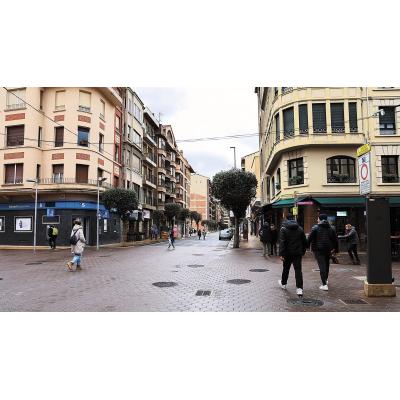 Los socavones y quejas ciudadanas llevan a asfaltar la mitad del Andén