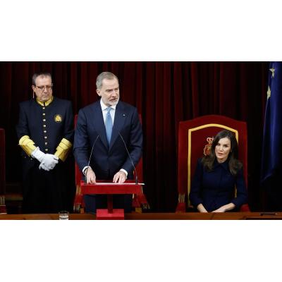 El rey Felipe VI defiende que "la mejor manera de conmemorar la Constitución es cumplirla" y reivindica su vigencia
