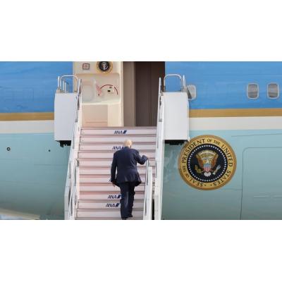 Trump añade sus colores favoritos, dorado, rojo, blanco y azul oscuro, al Air Force One