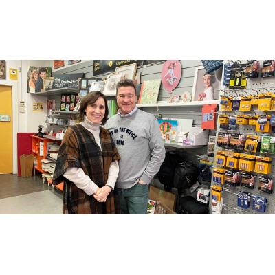 Los hermanos de Pamplona que mantienen la tienda de fotos que abrió su padre: “Está volviendo el carrete"