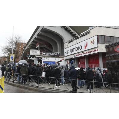 Devuelve cinco entradas en Vallecas tras suspenderse el Rayo-Oviedo y le dan el dinero así