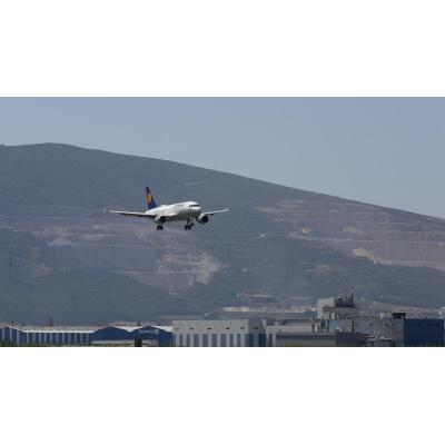 El Parlamento pide al Gobierno de Chivite que trabaje ya por cogestionar con el Estado el aeropuerto de Noáin para impulsar su oferta de vuelos