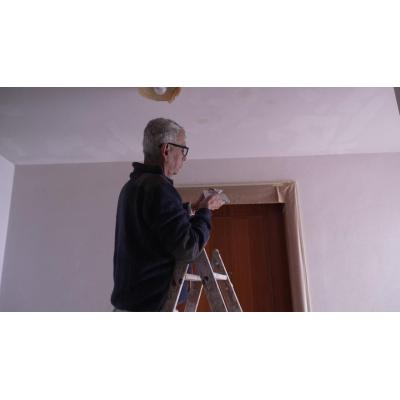 El Ayuntamiento pinta las zonas comunes de ocho bloques de viviendas de emergencia social