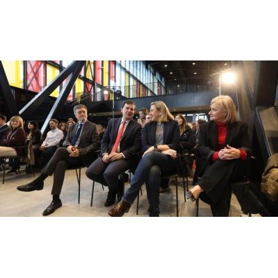 El CIS sitúa al PP como fuerza más votada en Castilla y León: sin mayoría absoluta, con el PSOE a un punto y una leve caída de Vox
