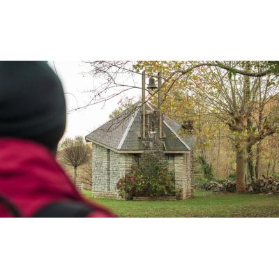 La ruta circular en Navarra que cautiva con su recorrido entre castaños y lleva a una ermita con vistas impresionantes