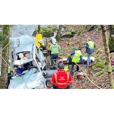 Herido un conductor de 77 años tras caer por un terraplén en Baztan