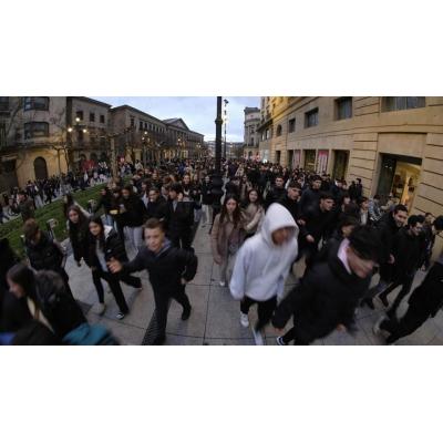 En busca de 'therians' en la plaza del Castillo de Pamplona