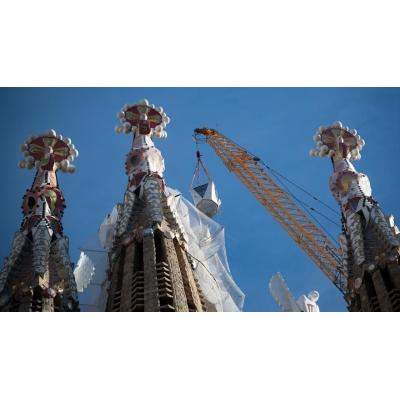 En imágenes: la Sagrada Familia corona su torre central