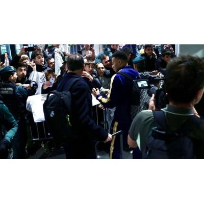 La llegada de los jugadores del Real Madrid al aeropuerto de Noain este viernes antes del partido contra Osasuna