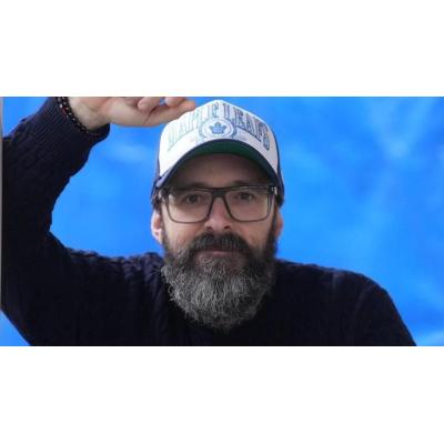 “Desconfío de quienes no meten humor en sus libros”