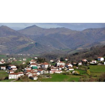 Efectivos de Bomberos trabajan en la extinción de un incendio en Zugarramurdi
