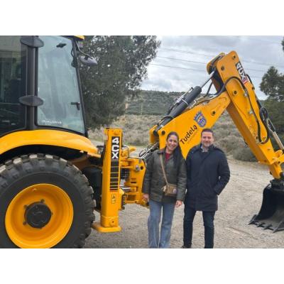 El Ayuntamiento incorpora una nueva retroexcavadora mixta para el mantenimiento y mejora de caminos