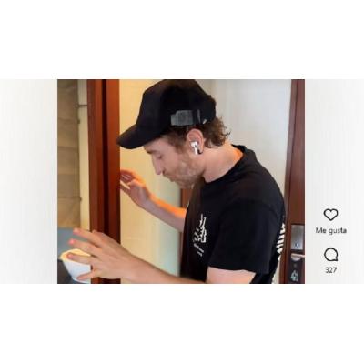 Lo que encuentra el cómico Manuel Burque en su habitación de hotel: "El baño de los horrores"