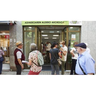 Talleres de salud, ejercicio y yoga para mayores en San Juan durante abril y mayo