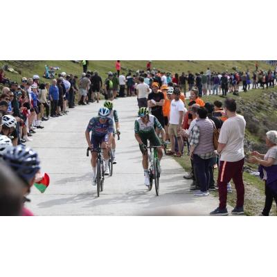Gran acogida navarra en la segunda etapa de la Itzulia