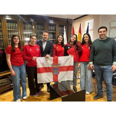 Entrega de la bandera de Tudela al Balonmano Bardenas antes de la Mediterranean Handball Cup