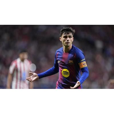 El jugador del Barça Pedri confunde a un calvo con el balón de fútbol