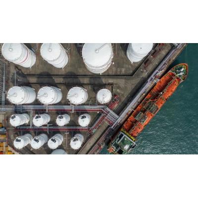 El petróleo sube a 96,6 dólares por la fragilidad de la tregua, mientras las Bolsas apuntan a caídas