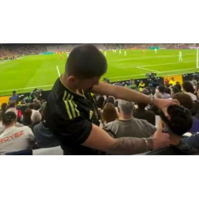 La imagen que avergüenza al Bernabéu: un influencer se corta el pelo en plena Champions