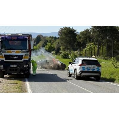 Un conductor temerario y drogado huye de la Policía en Zizur, choca contra un camión, deja su coche en llamas y se fuga a pie