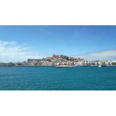 Dos heridos leves al arder un yate en las proximidades del puerto de Ibiza