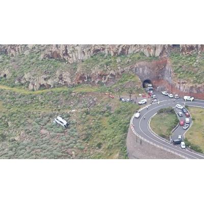 Al menos un muerto y 14 heridos, tres graves, tras precipitarse un autobús en La Gomera