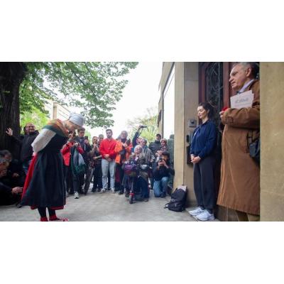 Fotos de la colocación de un tropezón en honor a Xabier de Frutos