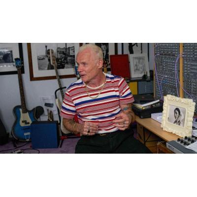 Flea suma a su bajo la trompeta… ¡para hacer jazz del bueno!