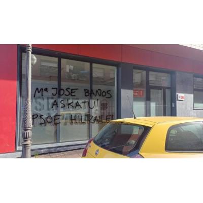 Realizan pintadas en tres sedes del PSE en Bizkaia