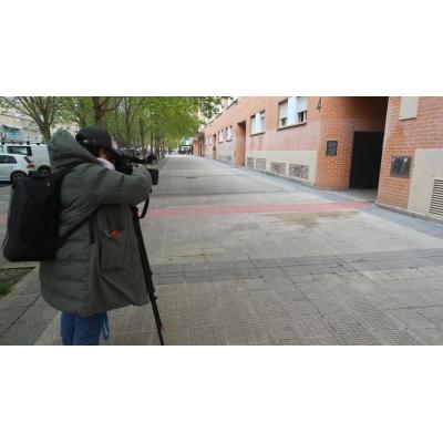 Fotos del edificio en el que ha muerto una mujer precipitada desde una tercera planta en San Jorge