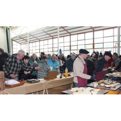 Tostadas al abrigo del frontón en Lumbier