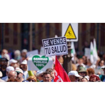 Miles de personas salen a la calle en Andalucía en protesta por el "negocio de la sanidad"