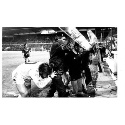 Fútbol retro, pero poco